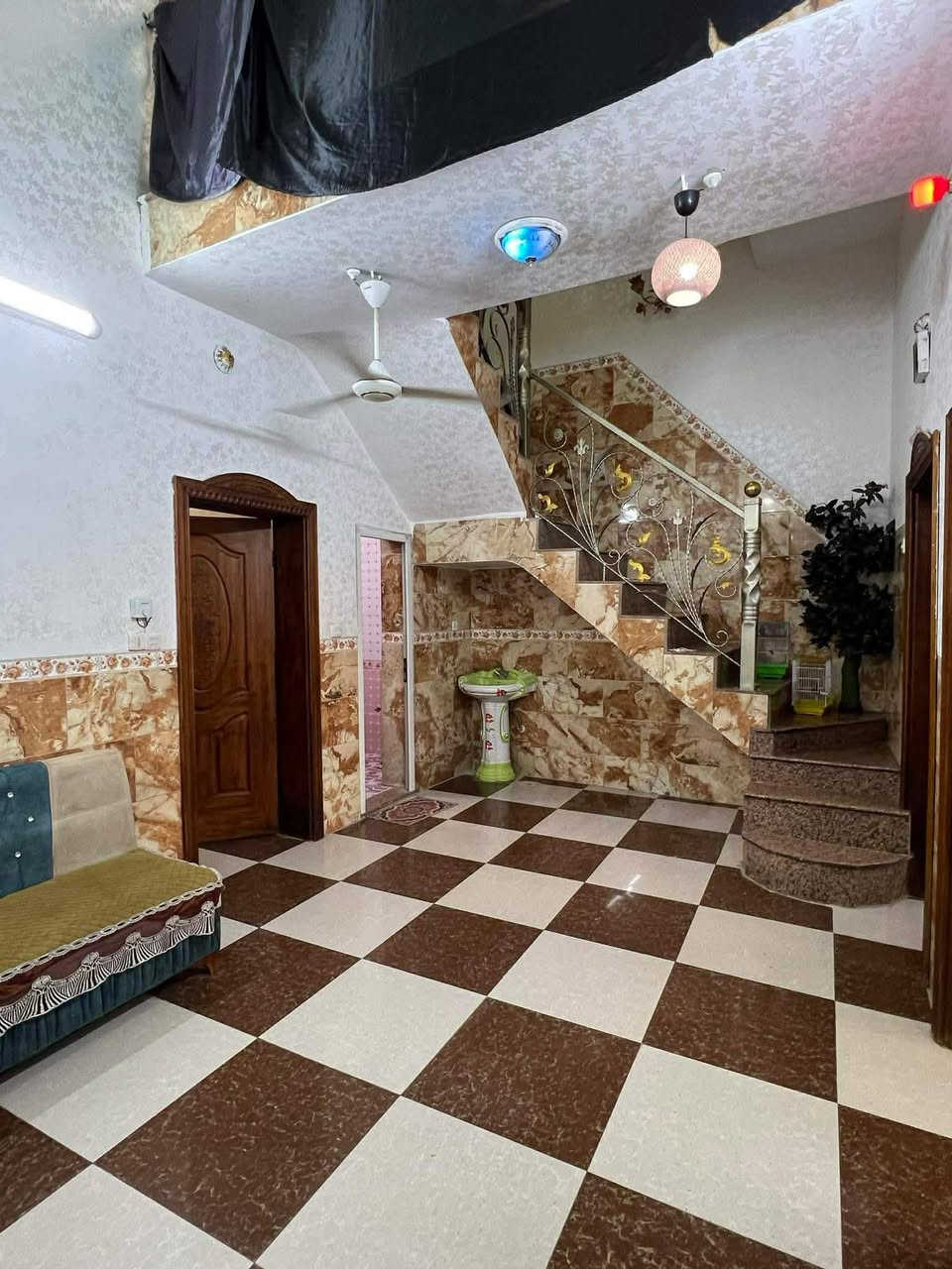 السلام عليكم الدار للبيع المساحة 100متر المنطقه الجديدة
طابقين طابو صرف 
الطابق لأول يحتوي، على 
غرفه 
صاله
استقبال
مطبخ
صحيات
الطابق الثاني يحتوي على 
غرفتين سويت 
للاستفسار اتصل على الرقم، 
***********
