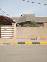دار للبيع مساحه ٣٠٠ متر  ركن على شارعين حي الخنساء قرب الدفاع المدني ٠...