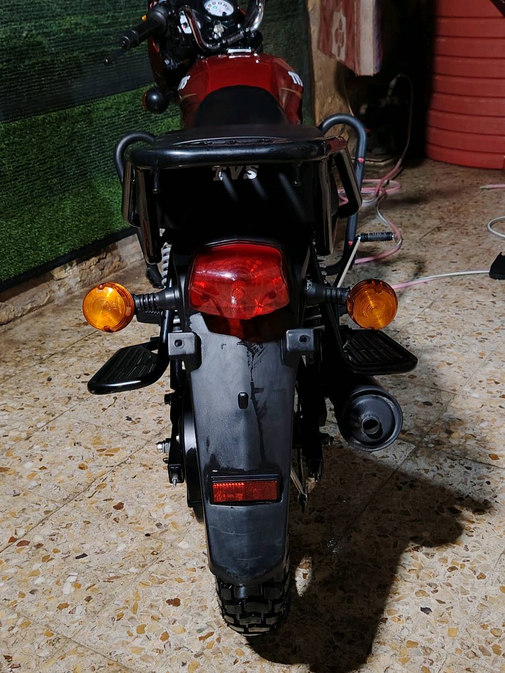 السلام عليكم شباب دراجه tvs كلاسك موديل 2023 طالعه ب 2025 بشهر الخامس الدراجه نظيفه بحاله الوكاله صارله 5 أشهر بالشارع الدراجه حيل نظيفه أكثر من ما تتوقع مهتم بيه حيل غسل يوميه تبديل دهن كل ١٠ ايام دهن لكوموني الدراجه رقم و سنويه بصره لوحات بالبيت ما شادهن بأسمي تحويل ثاني يوم. سعر الدراجه ملونين و سبعميه 2700 الدراجه لأن احتاجيت راح ابيعه لحد يكسر بسعره يرحم والديكم ***********