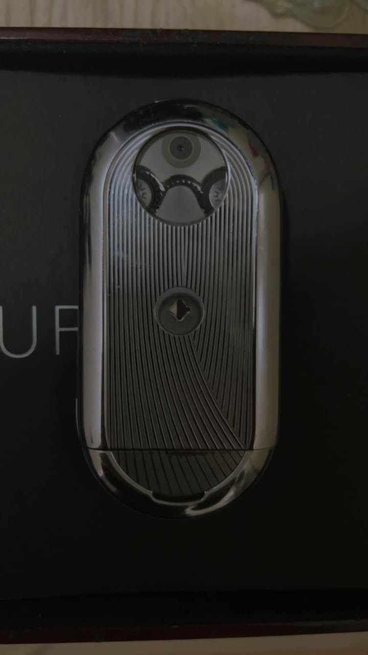 للبيع موبايل Motorola Aura الأصلي، من أندر وأفخم الموبايلات القديمة بالعالم. تصميمه المعدني الدائري المميز يخليه قطعة فخمة لهواة الأجهزة النادرة والـ Collectors.

الموبايل بحالة جيدة ويشتغل، تصميمه ميكانيكي بفتحته الدوّارة وشاشته الدائرية النادرة. هذا الموديل كان من أغلى الموبايلات بوقته وسعره كان تقريباً 2000 دولار.

مناسب للي يحبون الأجهزة الكلاسيكية أو للعرض والاقتناء.
الموقع: أربيل.
السعر مليون وربع قابل للنقاش للجادين.


**إذا كنت صاحب هذا الإعلان وتريد حذفه لأي سبب، رجاءا أرسل رسالة إلى الدعم الفني**