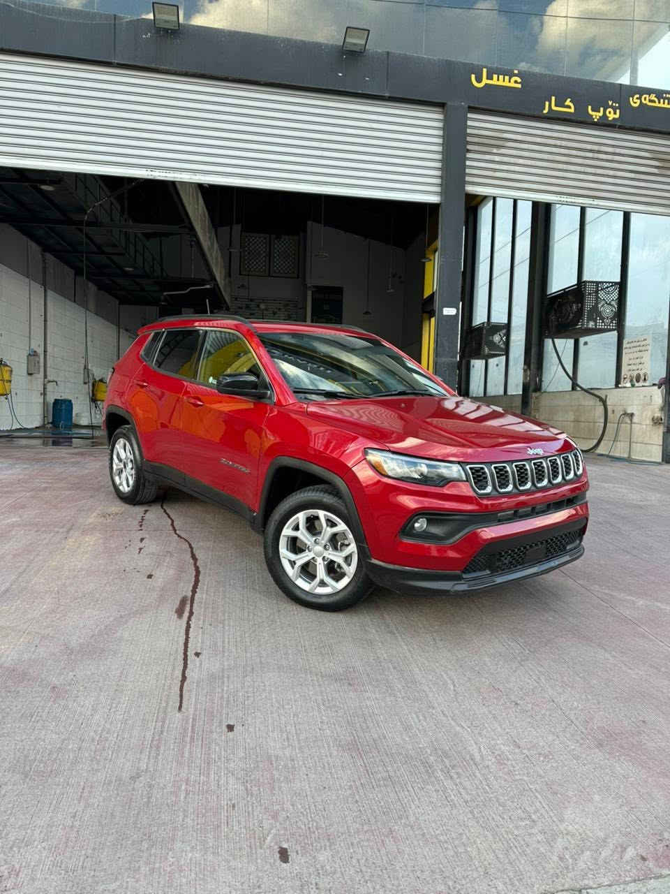 Jeep compass 2025
سلام عليكم

جيب كومباس 2025 فول مواصفات

رقم كاتى تترقم شمالي

سيارة جديدة لوك ماشيه 15000الف فقط

بنيد صبغ فقط بدون دواخل نهائيا 

بيها مكانات تعديل PDR بسيطة

الايرباكات كلهن سليمات✅

سيارة فول مواصفات وجديدة وبالعافيه للي تكون من نصيبة 

المواصفات 

▪️ الفئة:  LATITUDE فل كامل

▪️ المحرك: 2.0 تيربو 4 سلندر بقوة عالية واقتصاد بالوقود

▪️ ناقل حركة أوتوماتيك 8 سرعات + دفع رباعي AWD

▪️ اللون: أحمر مميز

▪️ لايتات LED أمامية وخلفية + LED نهاري

▪️ داخلية جلد فاخرة مع تطريز مميز

▪️ مقاعد كهرباء مع تدفئة

▪️ شاشة وسطية كبيرة + Apple CarPlay + Android Auto

▪️ شاشة عدادات ديجتل كاملة

▪️ كاميرا خلفية 

 + نقاط عمياء

▪️ مثبت سرعة + تحكم ستيرن متعدد

▪️بانوراما على طول السقف

▪️ دخول ذكي وتشغيل بصمة

▪️ مكيف أوتوماتيك دجتل قطعتين امام وخلف

▪️ نظام مانع انزلاق + ثبات إلكتروني + وسائد هوائية متعددة

▪️ ممشى قليل جداً وحالة وكالة 

💰 السعر162$ ورقة ومجال بسيط 

عنوان اربيل

للاستفسار
*********** واتس اب
***********
