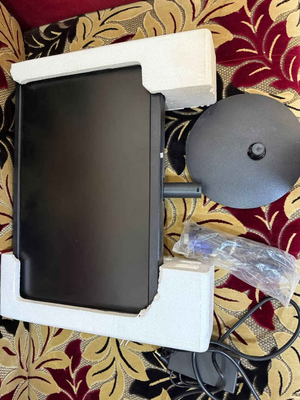 شاشه حجم 22 أنج بيه عده منافذ مثل HDMI و VGA الشاشه ips الوانه كلش حلوه وبيه AR يعني مضادة الأضائه الضوء المنعكسه عليه والشاشه بتقنية الرؤيه 178 درجه يعني تكد تباوع من جميع الأتجاهات والجوانب من غير ان تتغير الأضائه والألوان وبيه تقنية الحمايه من الضوء الأزرق وبعد بيه مواصفات على العموم سعره 55 ألف بس وعندي توصيل لكل المحافظات


**إذا كنت صاحب هذا الإعلان وتريد حذفه لأي سبب، رجاءا أرسل رسالة إلى الدعم الفني**