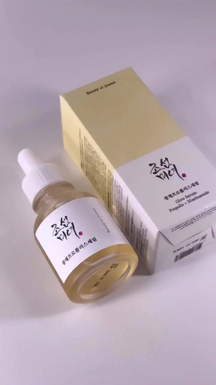 ✨سيروم Beauty of Joseon Glow Serum) سيروم كوري شهير يجمع بين الطب التقليدي والتقنيات الحديثة للعناية بالبشرة. يعتمد بشكل أساسي على البروبوليس (عكبر النحل) والنياسيناميد لمنح البشرة توهجاً طبيعياً وعلاج مشاكل المسام والالتهابات.
✅المكونات والفوائد الأساسية:-
خلاصة البروبوليس (60%): مطهر طبيعي ومضاد للالتهابات يعمل على تهدئة البشرة المتهيجة وترطيبها بعمق.
النياسيناميد (2%): يساعد في التحكم في إفراز الدهون، توحيد لون البشرة، وتصغير مظهر المسام الواسعة.
وBHA بنسبة 0.5% (بيتاين ساليسيلات): مقشر لطيف يذوب في الدهون لإزالة الأوساخ والترسبات من داخل المسام ومنع ظهور الرؤوس السوداء.
مكونات إضافية: يحتوي أيضاً على الكركم الغني بمضادات الأكسدة وزيت شجرة الشاي لتهدئة الحبوب. 

أمن لجميع  أنواع البشره 
🚘يوجد خدمة توصيل لجميع محافظات العراق


**إذا كنت صاحب هذا الإعلان وتريد حذفه لأي سبب، رجاءا أرسل رسالة إلى الدعم الفني**