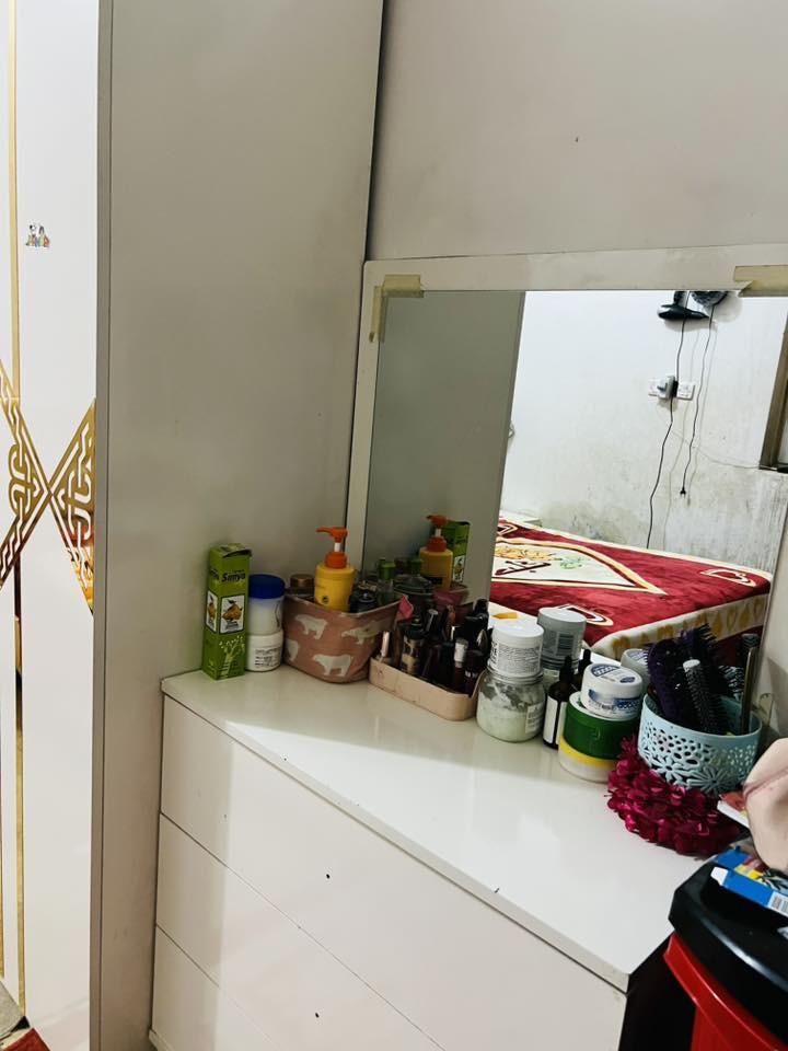 السلام عليكم غرف نوم مستخدم للبيع مثل ماتشوف كدامك بصوره الغرفه نضيفه السع 600وبيها محل قليل مكاني نجف كوفه ناحيت العباسيه  للتواصل ***********واتساب
