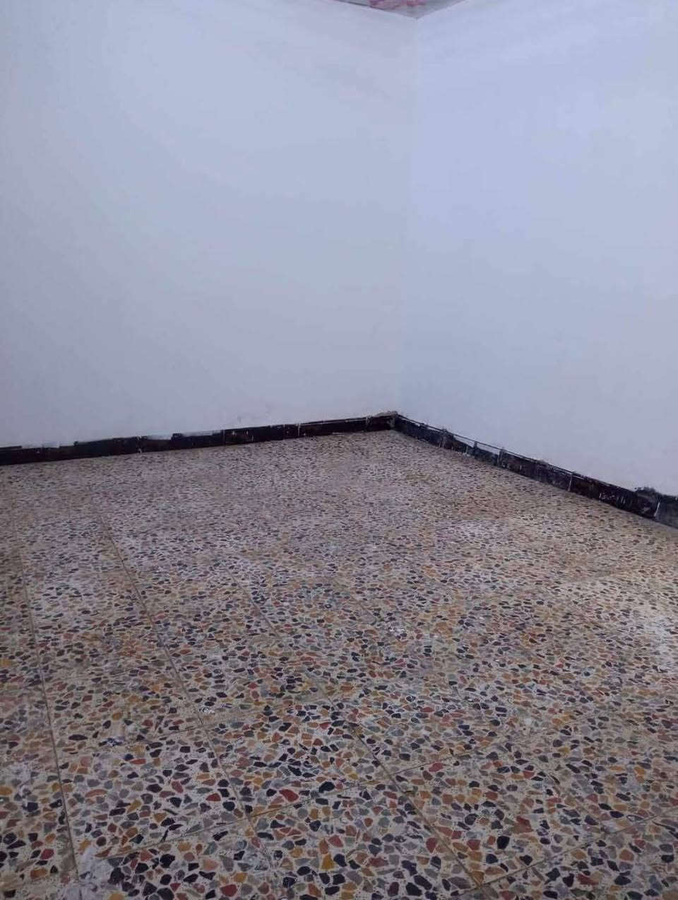 سلام عليكم  من رخصة الادمن
بيت للبيع  سند 25 
مكون من:  غرفة نوم 1 وستقبال ومطبخ وصحيات داخلية وخارجية 
ودرج الى البيتونة صغيرة تصلح مخزن او غرفة صغيرة 
مساحة البيت 100م الموقع شارع 100 الجديد اسم المنطقة الطينية 
قريب على شارع مسافة 300 او 400م 
السعر 50 وبي مجال 
للاتصال *********** ابو اثير 
*********** علي
