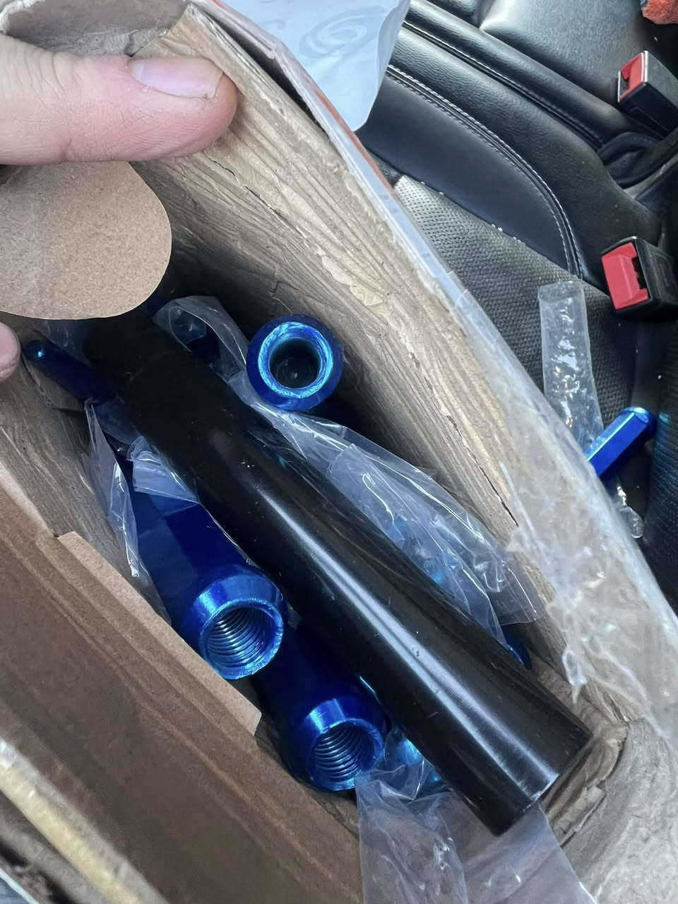 مرحبا شباب عندي تخم ستدات ( شكل طلق) اصلي امريكي عدد ٢٤ جايبهن من امريكا

اكبر حجم موجود
يرهم على هواي سيارات
ملاحضه ذني مو نفس الصيني الموجود 

اني شديت تخم بسيارتي وعدي بعد تخم
الي يريد يراسلني
*********** واتساب
