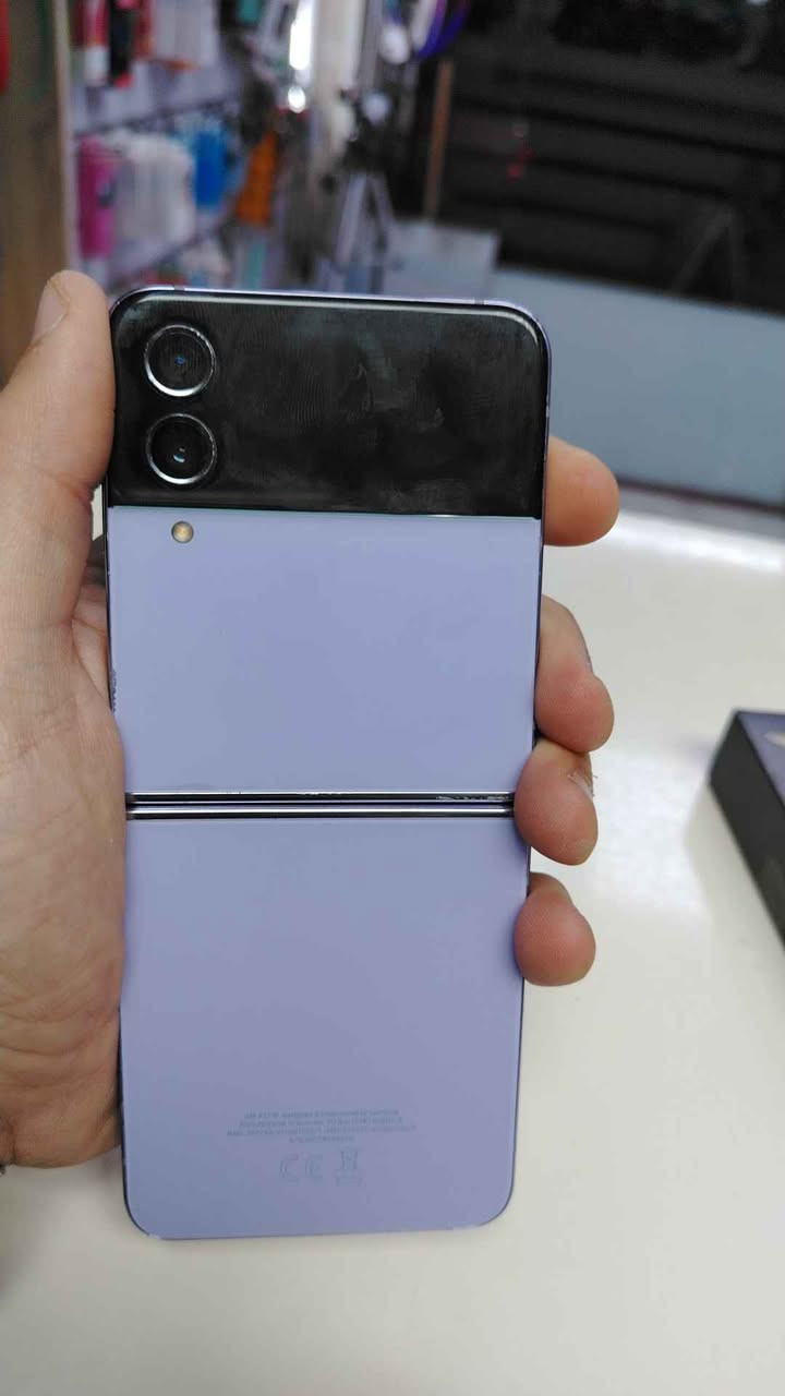 جهاز z flip 4
شاشته الرأيسيه عطلانه
الشاه الثانويه شغاله
للعلم سعر الشاشه بالشركه ٣٧٥ الف
مواصفاته 
ذاكره 512g
رام 16g
بطاريه 4000mh
شحن سريع 45w
كامره من sony 50 mp
AI galaxy
شحن لاسلكي  25w
شحن عكسي 15w
معالج snap dragon 8 gen 1
وياه يجي كارتونه اصلي من عين الفهد وكاله
سعره ١٢٥ الف فقط
مكان الشعب حي البساتين
او السريدات مركز اوتاكو فون
للتواصل
*********** بغداد, العراق
