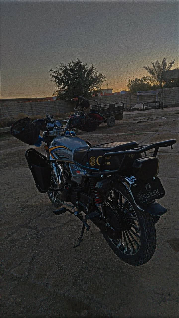 السلام عليكم سيفان ضاقطة وزنجيل محرك ٢٠٠ دراجة شرط فول نشاط وشرط ما محطوطة عليها سبانة بيها بس هاي الغلاف مالت الدشبول نكسر وكعت الدراجة ونكسر شرط اي حادث ماكو والدراجة حلوة ولون مميز السعر ٨٧٠ بيه مجال حك جية جماعت ٧٨٠  لا تعب روحك م ابيع المكان مكيشيفة *********** ويها سويجن ومنفيس
