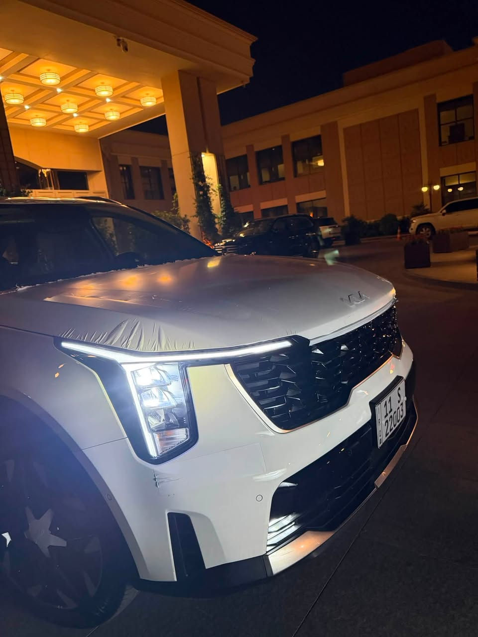 * محرك 3.5 لتر V6 (6 سلندر) 2025 
* العداد: 5,000 كم فقط (بحالة الزيرو)
* رقم بغداد مميز وباسمي
* السيارة فل مواصفات عدا البانوراما والمقاعد الحارة/الباردة

المواصفات:

* كاميرات 360°
* عدسات زينون
* حساسات أمامية وخلفية وجانبية
* رادار خلفي مع التوقف الذاتي
* تشغيل وبصمة للأبواب
* ريموت ذكي مع التقديم والإرجاع
* باب صندوق كهربائي
* مقعدان كهربائيان
* طي المقاعد الخلفية كهربائياً
* تبريد ثلاثي المناطق
* شاشة Apple CarPlay
* شاشة عدادات رقمية بثلاثة أوضاع قيادة
* مانع انزلاق
* فرامل إلكترونية (بصمة) مع Auto Hold
* ناقل حركة إلكتروني (Gear Mouse)
* مرايا شفط

الضمان والخدمات:

* مكفولة بالكامل
* ضمان شركة كيا الدولية لمدة 5 سنوات
* 5 تبديلات زيت مجانية

السيارة جديدة بمعنى الكلمة، ولا تحتاج أي مصروف.

📞 للاستفسار: ***********
📍 الموقع: كربلاء المقدسة
