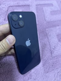 ايفون ١٣ العادي بدون ملحقات اخو الجديد ذاكرة ١٢٨ مثل ما موضح بالصور لو...