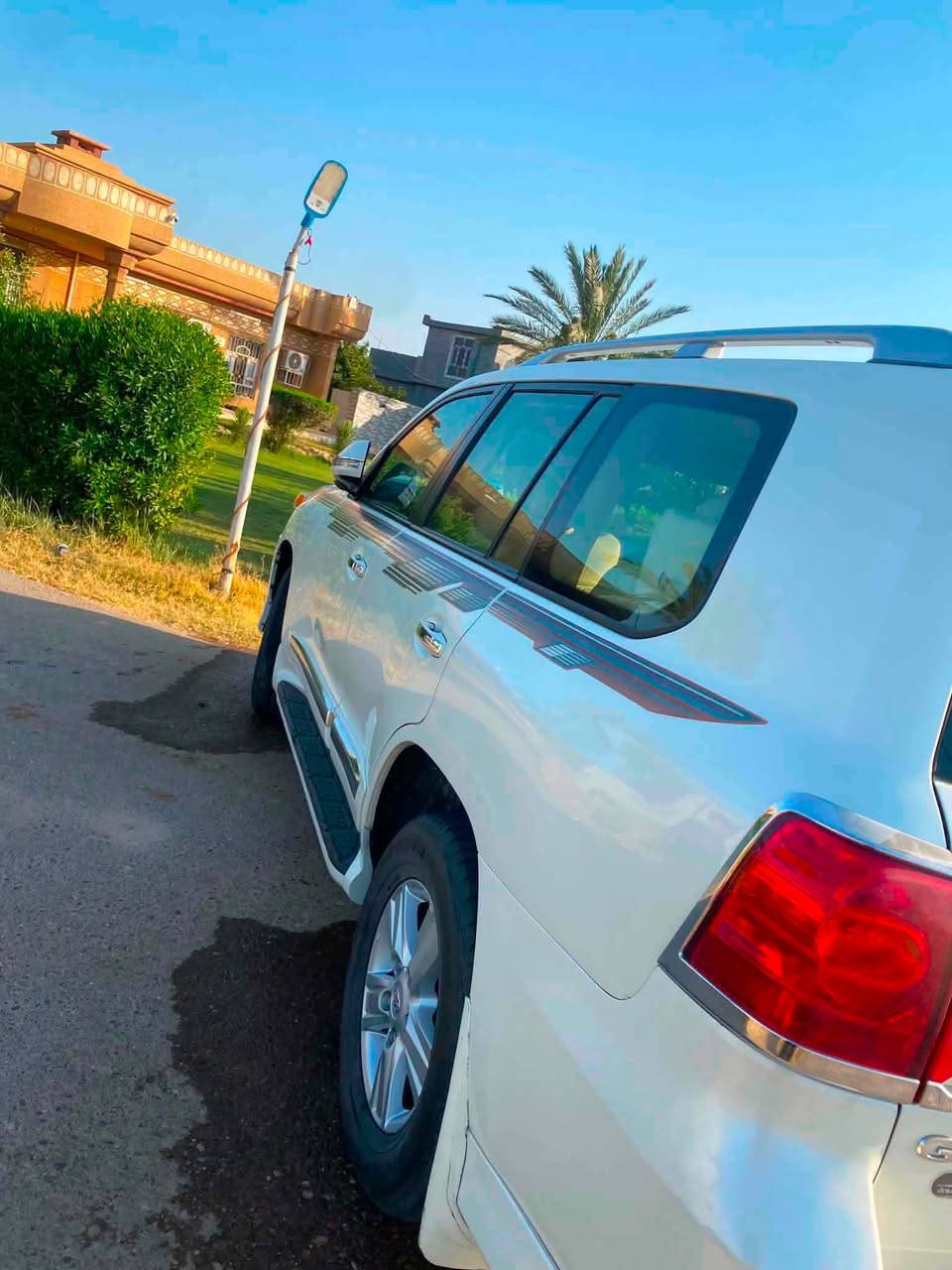 لانكروز ٢٠١٤
فول مواصفات فئه البريم 
ماشيه ١٤٨ 
السياره مكفوله من كلشي ماعدا بارد بالجاملغ الامامي بسيط 
سعرها ٣٩٥ وبيها مجال 
للاستفسار الاتصال بالرقم ***********

