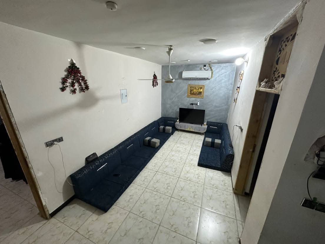 السلام عليكم دار للبيع المساحه 105متر طابو زراعي سند 25 بناء سنه 2020 يتكون من هول واستقبال ومطبخ  وغرفه نوم وصحيات داخليه وخارجيه ومنور على الغرفه مجاري للباب الشارع تبليط العنوان ابو خستاوي شارع سيد علي الاستفسار مراسله الصفحه او الاتصال على الرقم ***********
