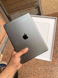 ايباد 9 ذاكرة 64 النموذج M بي شخوط بالظهر فقط شاشه تلمع لمع❤️ السعر ١٦...