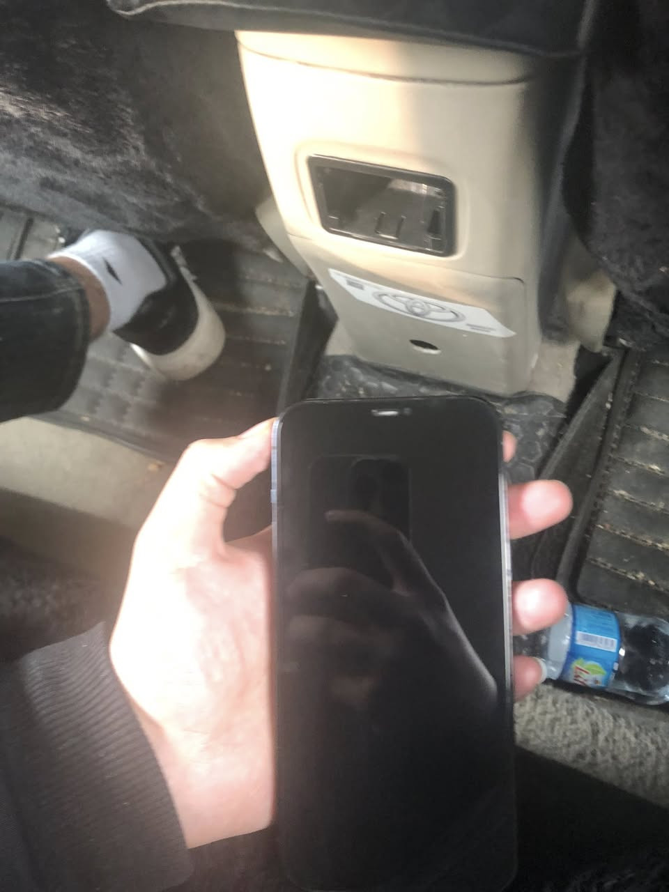 ايفون ١٢ برو ماكس
شاشة و بطارية مبدل من m center 
بس قطعة مكفولة ١٠٠ بال ١٠٠ 
الجهاز كلش نضيف 
٢٥٦جيجا 
البطارية ١٠٠ 
سيم ٢ 
السعر ٣٧٥ 
وشوية مجال للطيبين 
المكان اربيل 
للتواصل ***********
