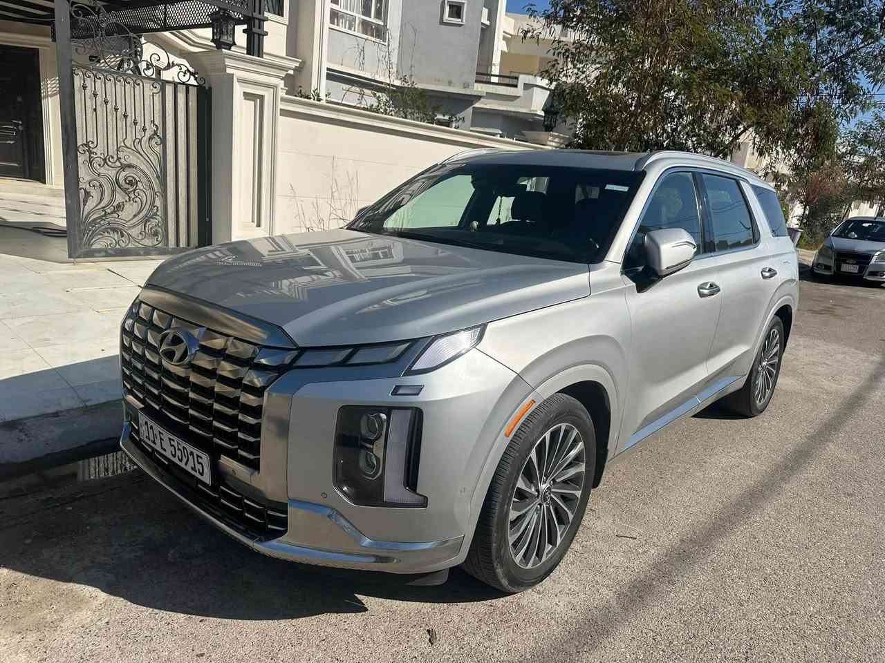 ﷽
للبيع فقط…
‏Hyundai palisade  2023 calligraphy
هونداي بلسايد كلگرافي 
الموديل : 2023
الون : سلفر 
العداد : 42 الف ميل قابل للزياده 

الضرر : نصف دعاميه اماميه فقط تم تبديلها وصبغها باقي السياره سليمه الجاملغ الايمن اجه بداخلها مفتوح فقط تم شده بدن ضرر كل الايرباكات سليمه 
بيها طخه بسيطه بلصندوك داكها بارد موضحه بلصور  قبل لا اسويها…
صور الحادث مرفقه بلمنشور 

المواصفات :-
1-شاشة عرض داتشو 
2-المحرك   v6    3.8 
3-بصمة تشغيل + بصمة ابواب 
4-اصطفاف ذاتي(تقديم + ترجيع عن طريق الريمونت)  
5-فتحة سقف +بانوراما
6-سماعات هارمن كاردن عدد 16
 7-رادار امامي  + خلفي 
8-حساسات امامي + خلفي 
9-كامرات عدد 6  360 درجة 
10-كشنات امامي خزن ميموري 
11-كشنات كهربائي تدفئة وتبريد🥶
12-انارة داخليه (محيطيه) + انارة دشبول 
13-بردات جانبية
14-تبريد مركزي امامي + خلفي منفصل التحكم
15-تحكم ستيرن + شفتات
16-تدفئة ستيرن 
17-مرايا هيتر + تعتيم 
18-صندوق كهربائي شفط + اربع وضعيات فتح صندوق
19-وضعيات قيادة  (5)
20-ويل كب حجم  20 
21-اوتو هولد + نقطة عمياء 
22-سايد بريك بصمة + مثبت سرعة
23-شحن وايرلس 
24-إشارات بالمرايا  + إشارات جانبيه
25-اوتو هولد 
26-تحديد مسار
27-شاشة ديجتال كبيرة
28-تشغيل عن بعد .
29-تدليك كشن . مساج 
30-دفع رباعي 
31-نظام مانع انزلاق 
32-نظام نزول منحدرات
وبعد بيها هوووواي مواصفات معروف الكلگرافي الVIP فول 1/1
السياره رقم بغداد انكليزي 
السعر 320 ورقه 
للستفسار اكثر يرجا الاتصال بلرقم 
***********
***********
