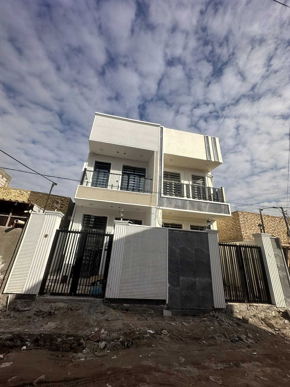 حي الأساتذه 

السلام عليكم 

دارين للبيع يباع واحد أو اثنينهم 

المساحه 100م طابو زراعي 

بناء 2025

يعني بالباكيت جديدددددد

استوه طالع الاسطه منعنده 

ومشروع مجاري الحله بالباب يعني متعب روحك ماء كهرباء تبليط مدارس مستوصف 

يحتوي كل منهم غرفتين استقبال مفتوح ع الكليدور 

مطبخ صحيات داخليه وخارجيه 

حتى السخان والماطور شاديهن

كما موضح بالصور 

استفسار اكثر ***********
