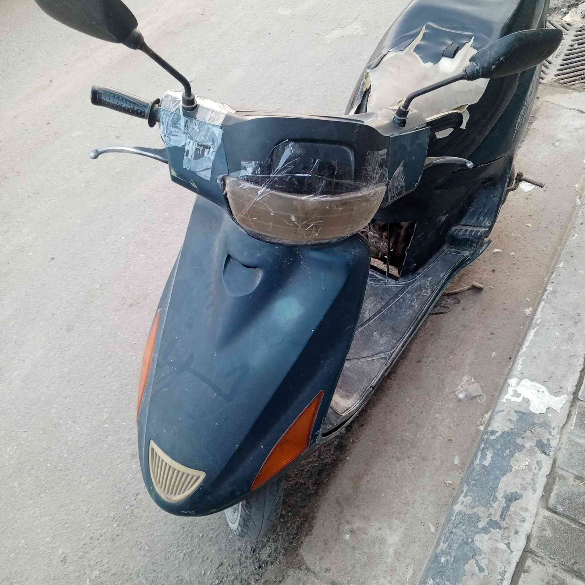 سلام عليكم دراجه فراشه للبيع بيه خيط تبخير دراجه دكه هندر لايت شغال وسلف رايدله باتري سرعه حلوه السعر 300الف وبيه مجال للشراي مكاني كرمت علي رقم الهاتف ***********
