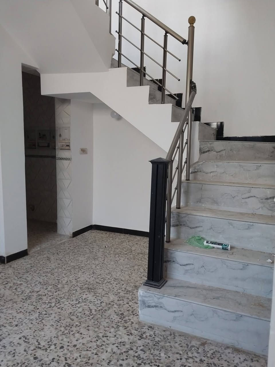 للبيع منزل ١٠٥ متر واجه ٦،٧٥ طابقين في ركية وفاضل الشارع الرئيسي مقابل بيت المختار مكون من اربغ غرف نوم واستقبال ومطبخ وهولين وحمامين داخليين وثالث خارجي ومنورين ومخزن كبير في البيتونه للإستفسار الاتصال ***********ابو محمد
