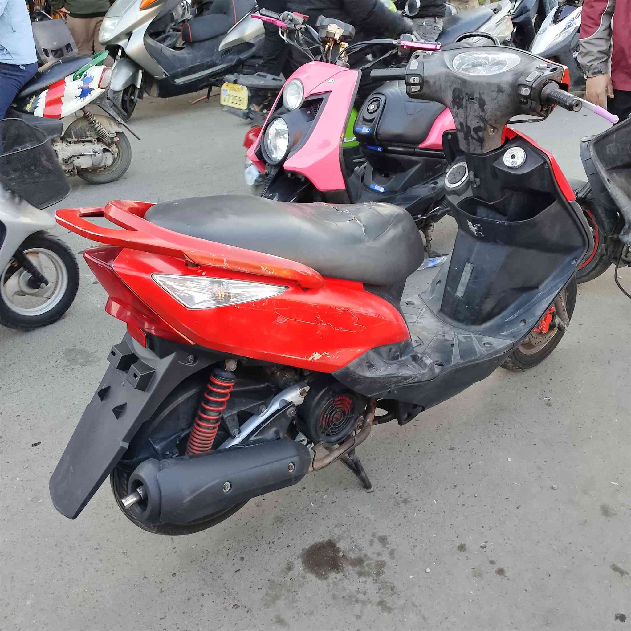 سلام عليكم شباب دراجه ثعلب للبيع دراجه كهربائيات كلها شغاله سلف وهندر دراجه حلوه مكي بغداد سعر 500 فيها مجال ***********
