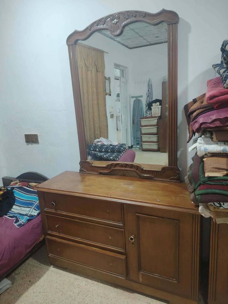 غرفه نوم نضيفه 6 قطع 
السعر 300 بيها مجال


**إذا كنت صاحب هذا الإعلان وتريد حذفه لأي سبب، رجاءا أرسل رسالة إلى الدعم الفني**
