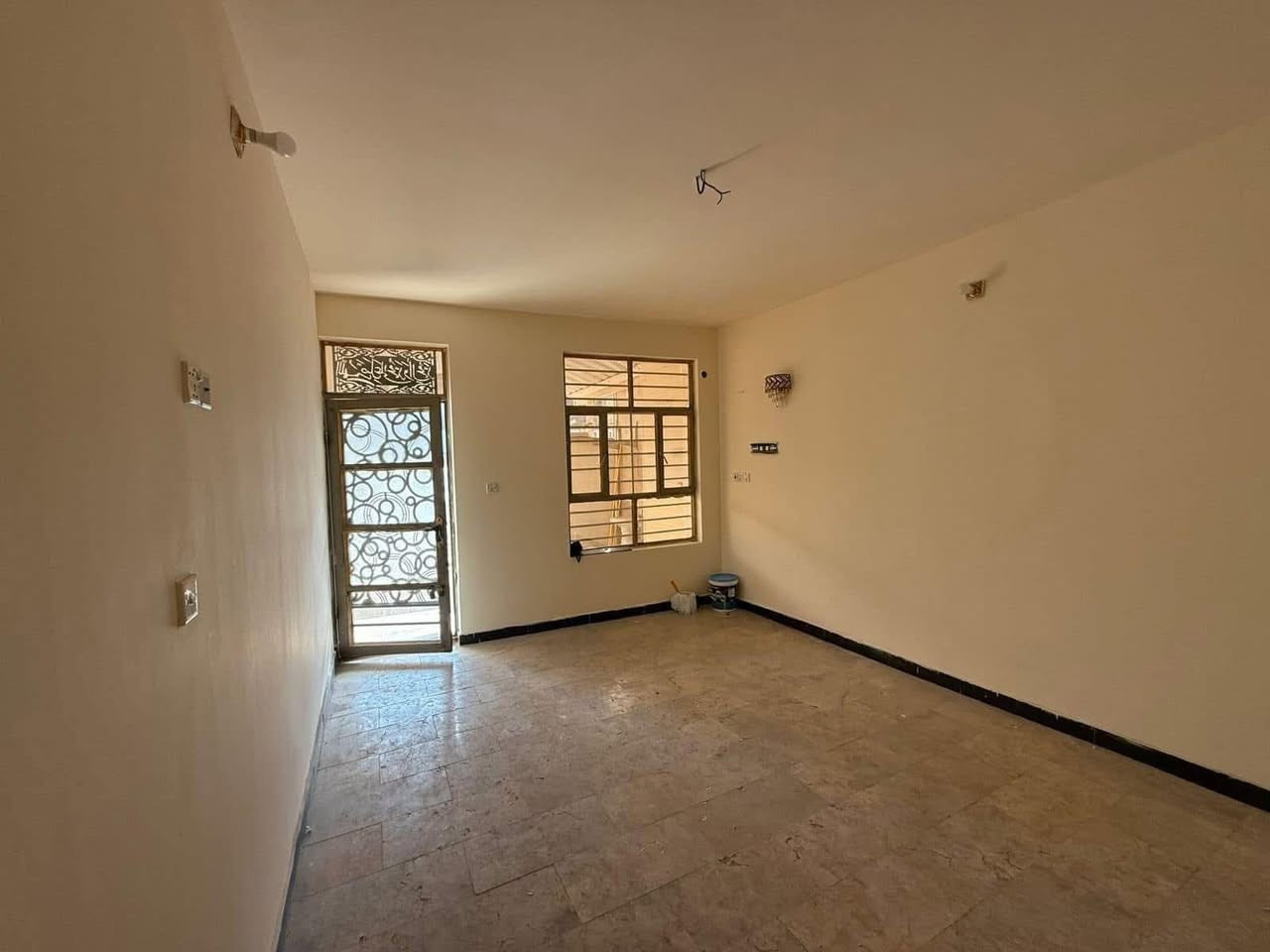 الدار للإيجار  السعر 650 قفل 
المساحة 105 م
عرض الرصيف 5 م 
عرض الشارع 15 م 
موقع جيد جدا 
مقابل جامعة الامام الكاظم عليه السلام 
يحتوي الطابق الارضي على طرمة وخدمات خارجية واستقبال ومطبخ حار وبارد ومنور وخدمات وغرفة نوم 
ويحتوي الطابق الثاني على غرفتين نوم وخدمات ومكان غسالة وبيتونة وسطحين 
للاستفسار اكثر يرجى الاتصال ع الرقم التالي
(***********)
متواجد هذا الرقم ع الواتس اب والفايبر والماسنجر 
او الاتصال ع الرقم الاخر ***********
او زيارة مكتب تبارك للعقار والمقاولات الكائن في شارع الاسواق المركزية قرب مطعم ميامي
