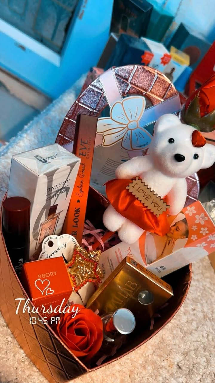 #توصيل #مجاني بمناسبة عيد الحب
بوكسات عيد الحب وصلت أخيرًا 🎁✨
دلّعي نفسك… أو فاجئي اللي تحبينه بهدية مليانة حب وأناقة 💄💕
الكمية محدودة — احجزي بوكسك الآن 💌
"عيد الحب مو بس هدية… هو إحساس 💖
جمعنا لكِ أجمل منتجات الميك اب داخل بوكسات مميزة بعناية 🎀
تفاصيل أنثوية، ألوان رومانسية، ولمسة فخامة تناسب هالمناسبة 🌷
اطلبي الآن قبل ما تخلص الكمية 
بوكسات عيد الحب جاهزة ومليانة مفاجآت ميك اب تجنن 💄🔥
مناسبة للزوجة، الأخت، الصديقة… أو حتى لنفسك 😉
الطلب متاح الآن عبر الخاص 📩"
دلّعي نفسك أو فاجئي اللي تحبينه ✨
احجزي قبل نفاد الكمية 💌"
الحجز واتساب ***********
تـُـوحة بـراند
