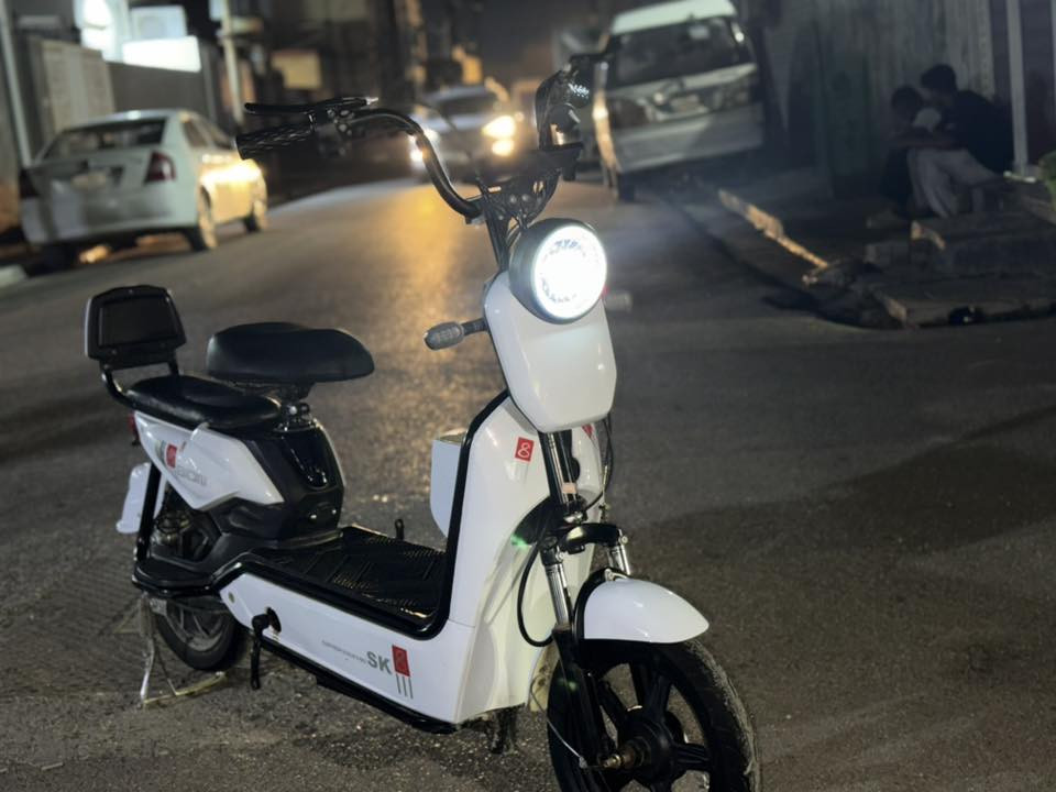 السلام عليكم *********** واتس فقط
دراجه شحن للبيع السعر 250 وبيها مجال العنوان الدوانيه حي الفرات 
4بطاريات 
حجم 14
ملف نحاس 500
دراجه نضيفه مستخدمه قليل
