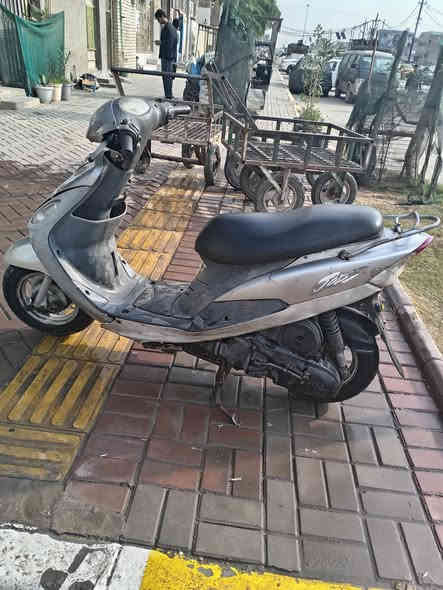 السلام عليكم ماكس دراجة نضيفة برغي مامفتوح المحرك تجي وشوف وباتري شديتة جديد أمانة الله شوكعد ساعة تشتغل هندر ساعة سلف عوزة ملاحضات بصيطة مكانية مدينة الصدر رقمي *********** سعر ٤٠٠
