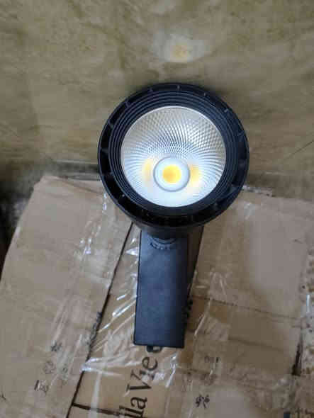 للبيع   (تراگ لايت)مستخدم القطعة ب5
 تقريبا 100 قطعة تريدهن شلعة وحدة او قسم منهن 
يستخدم في المحلات و المطاعم 
الكافيهات والمطابخ الكبيرة والحدائق .
للاستفسار الاتصال على الرقم ‏‪***********‬‏
