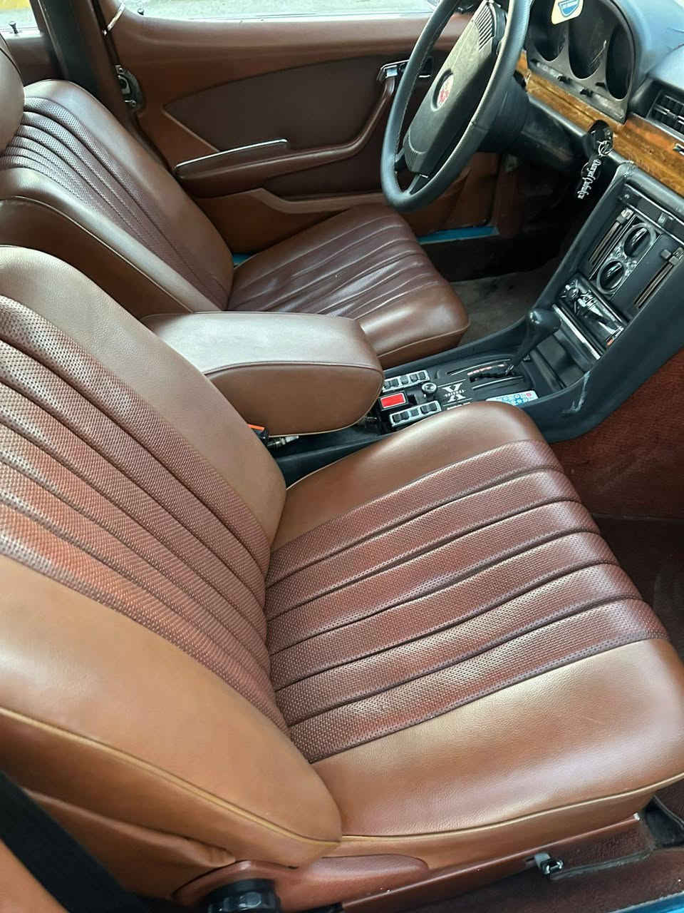 للعشاق كلاسيك  للبيع مارسيدس  450SE موديل 1973 السيارة وكاله كلها بشرط كيرمحرك تبريد تدفئه كهربايات  كلها شغال وبي وضع شركة ماشيه 17 الف حقيقي اسبير مانازل السيارة كلش جديد سنويه ورقم وهزه وبراد جديد شرط تحويل ووكاله السيارة مال بيت وجانت مضمومه ومامشي اخت زيرو السيارة فول مواصفات السعر تعال خاص اذا شراي وتدلل العنوان كركوك الواسطي شقق الغاز***********
