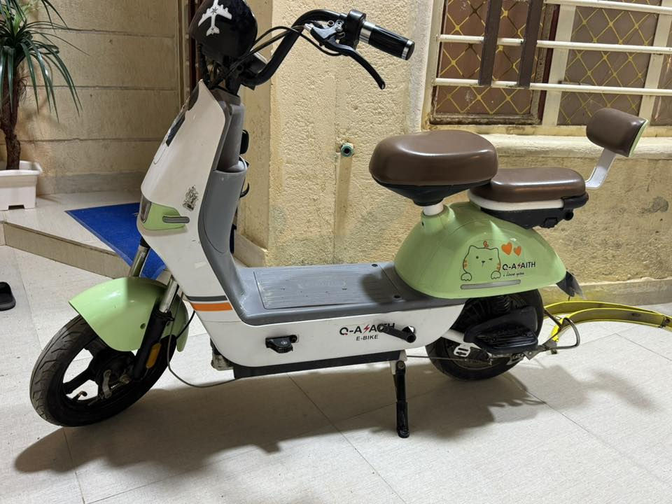 دراجه شحن للبيع جديده وما تعبانه 4 بطاريات جدد كهربائياتها كلها شغاله نضيفه كلش للأستفسار الاتصال ع الرقم ***********
او علق واراسلك خاص
