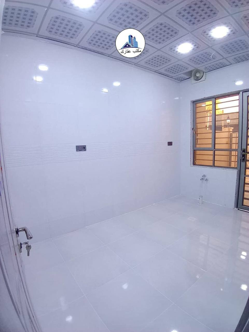 السلام عليكم دار زراعي للبيع موصل حي الملايين الثانيه قرب جامع العادل مساحه الدار( 110) متر غرفتين نوم هول استقبال صحيات خدمات كامله شارع ماء كهرباء السعر(68) تستلم مفتاح بعد المكاتبه مباشرةً (يعني)(الدار صفر) يبعد عن الشارع (400) متر للاستفسار اكثر الاتصال بالارقام التاليه
(***********)
(***********)
