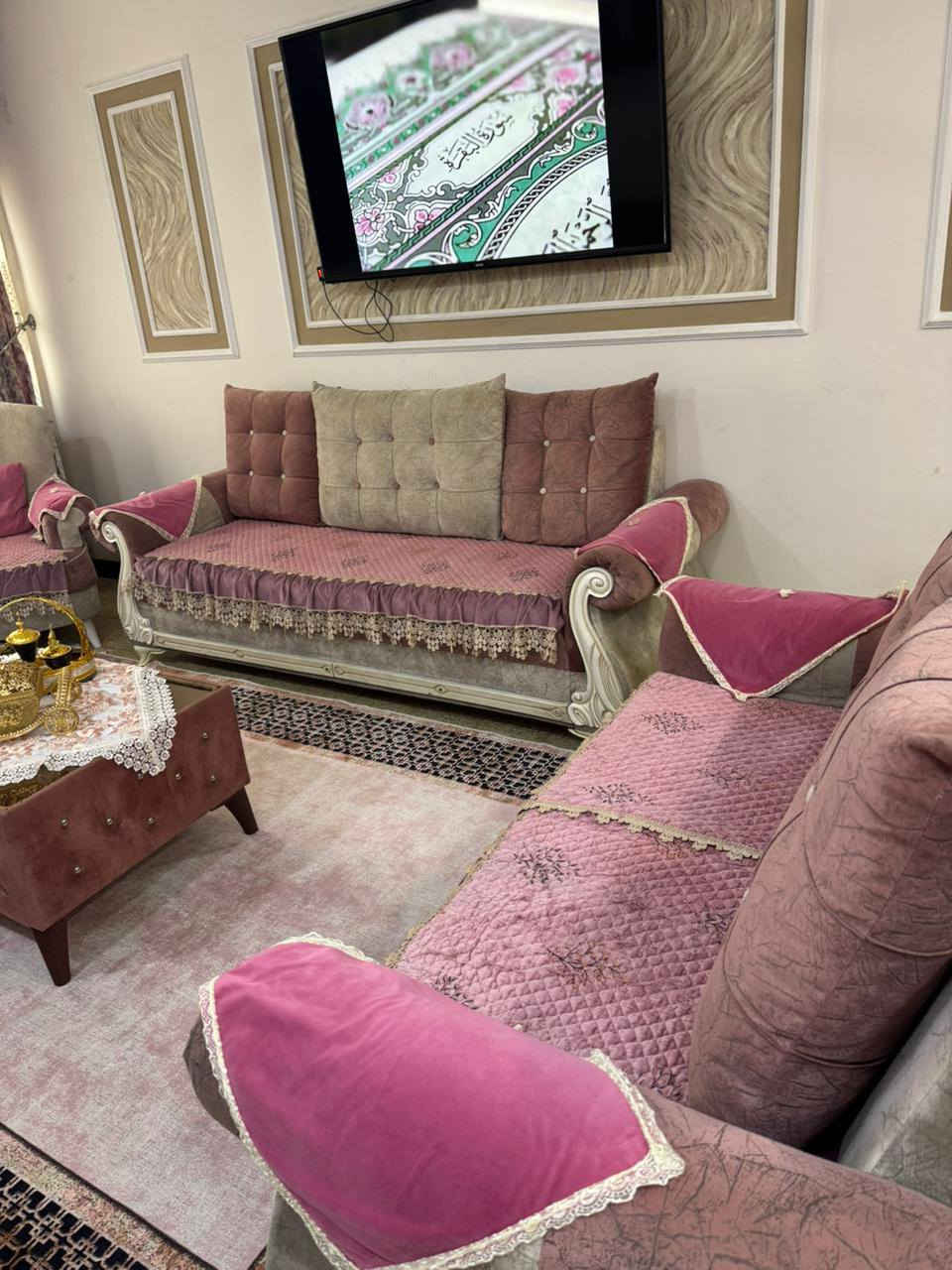 السلام عليكم تخم للبيع عشر مقاعد مع بردات وطبله وسطيه سعره 500 وبي مجال الاتصال على الرقم ***********
