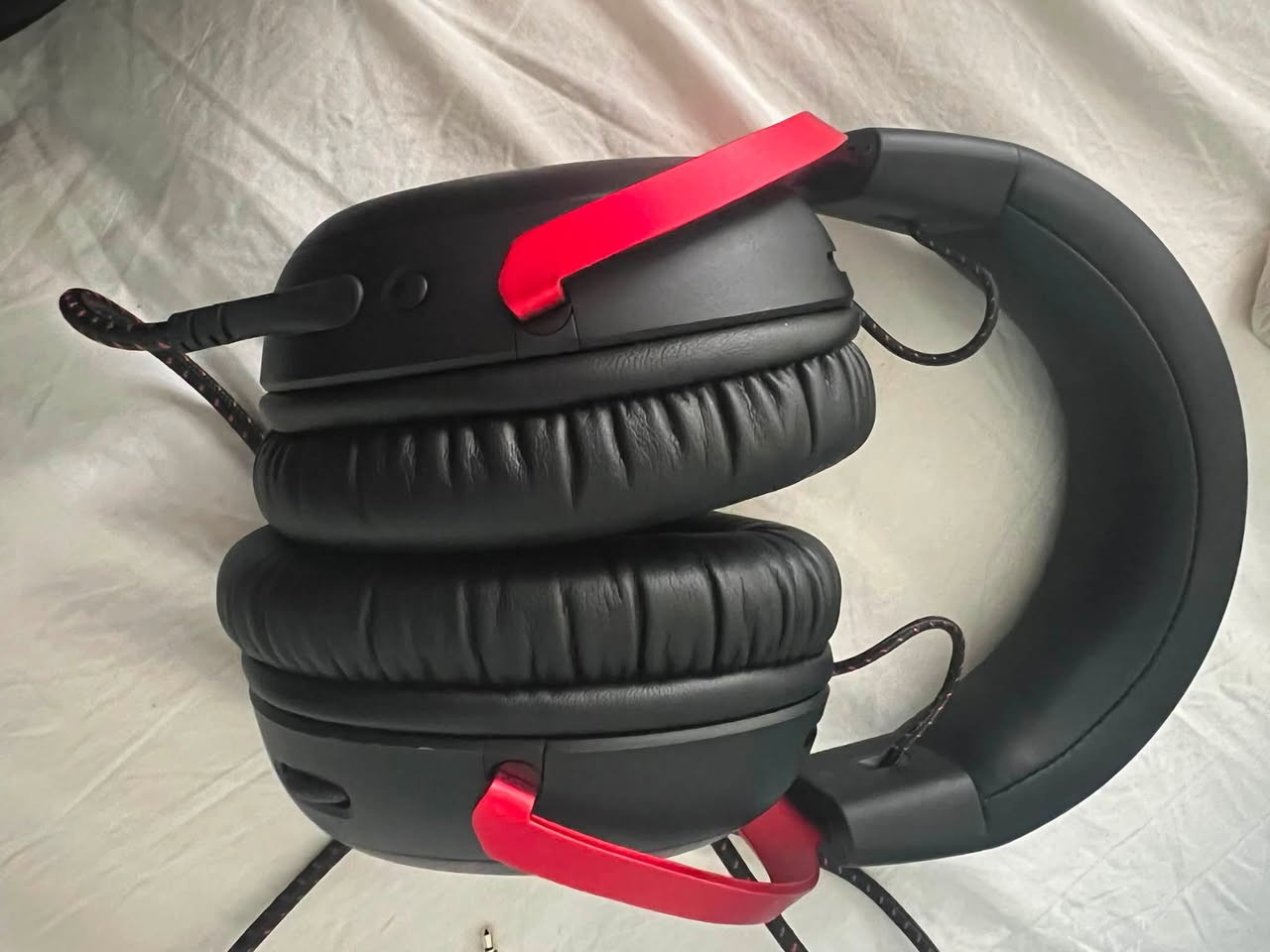 سماعة HyperX Cloud III بحالة ممتازة جدًا، النظافة 100%، استخدام خفيف جدًا وما بيها أي خدش أو عطل.

المميزات:

* صوت قوي وواضح مناسب للألعاب والأفلام والموسيقى.
* مايكروفون قابل للفصل بصوت نقي.
* راحة عالية بفضل وسائد الـ Memory Foam.
* هيكل معدني متين وعمر طويل.
* تعمل على PC / PS5 / PS4 / Xbox / Nintendo Switch / Mobile.

المرفقات:
 الكرتون الأصلي
 كيبل USB
 المايكروفون الأصلي القابل للفصل
 جميع الملحقات الأصلية

سبب البيع: عدم الحاجة إليها.

للمهتمين، يرجى التواصل على الخاص
الرقم :***********
الموقع :بغداد
السعر:٧٠ الف
لا يوجد توصيل
