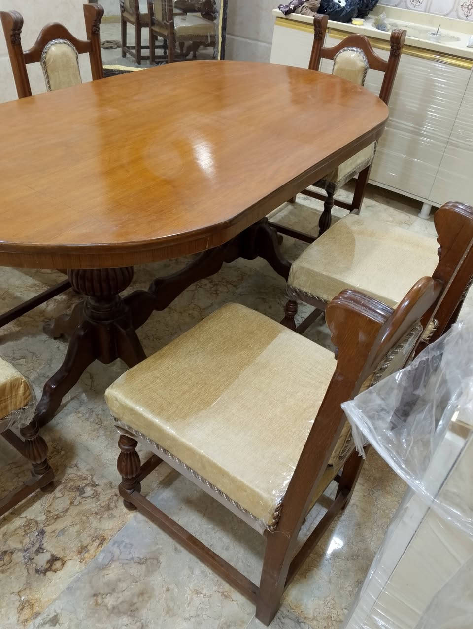 ميز طعام غشاب جاج بورمي درجه اولى البيع ***********
