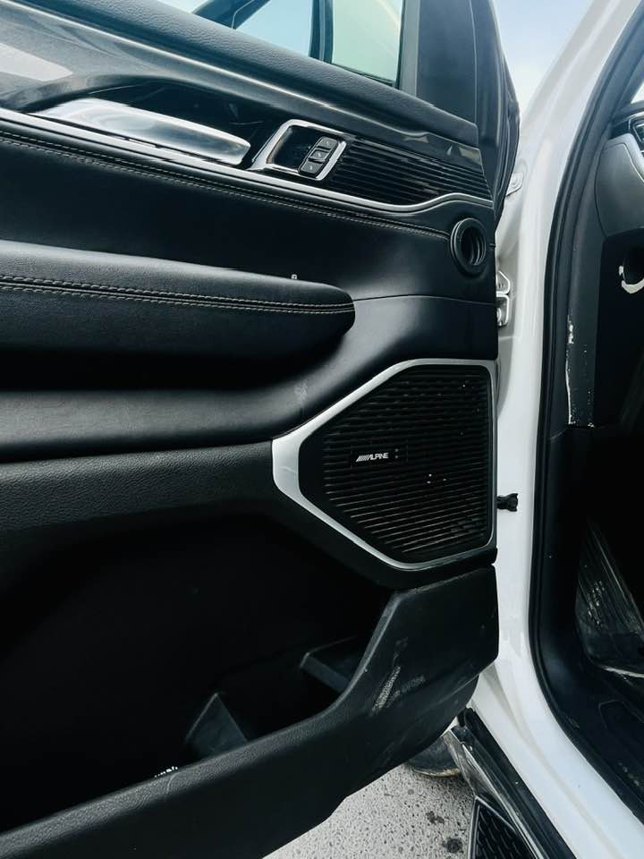 سلام عليكم 
Jeep wagoneer 
الموديل 2022 
الفئة serious L
المحرك 5.7 V8
عداد المسافة 30,000
لايت LED
كشنات كهربائية 
خزن ميموري كشنات الامامية 
كشنات جلد اسود ملكي 
تدفئة وتبريد كشنات
شاشة ابل كار بلي 
كاميرات 3
حساسات امامية +خلفية 
راداد امامي وخلفي وجانبي 
توقف ذاتي امامي وخلفي 
4وضعيات قياده ( سبورت واوتو ودفع رباعي وايكو) 
تحكم ستيرن 
كروز سرعة 
شفتات ستيرن نمر كير 
كير 8سرعات 
تشغيل بصمه +تشغيل عن بعد 
وباقي التفاصيل معروفة 
حادثها جاملغ وبنيد ومبدل بقطع وكاله
سعر السياره 315$ وبيها مجال 
مكانها بغداد للاستفسار ***********
