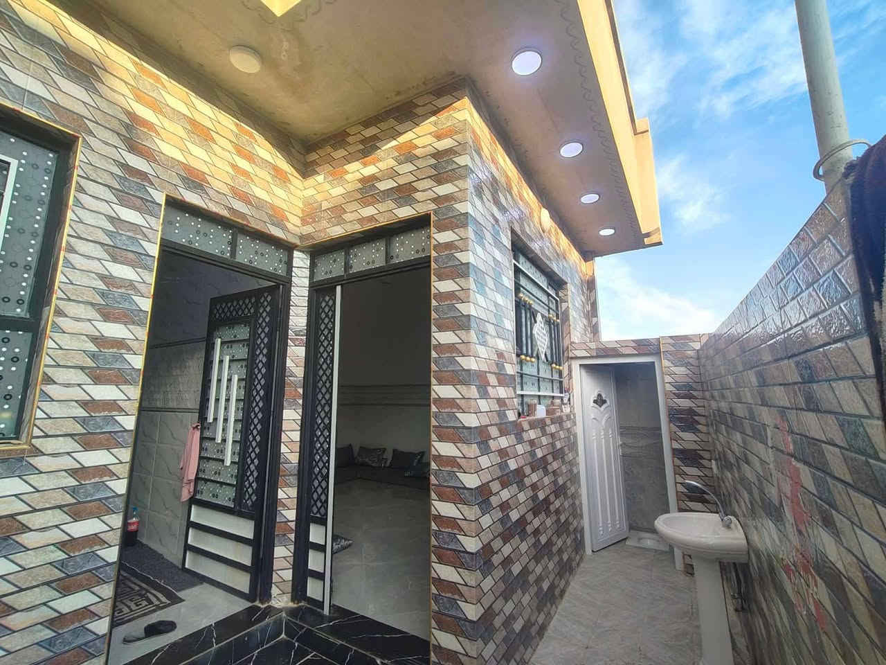 بيت للبيع العنوان القوسيات حي الاايمان المساحه ١٢٠متر غرفتين نوم خدمات كامله الاستفسار على الرقم ***********
***********
