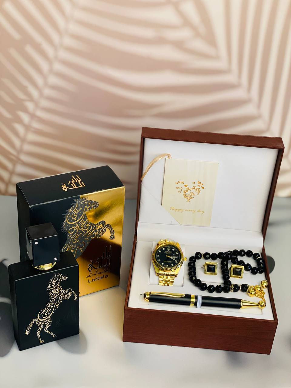 لأنها تستحق الدلال في يوم الحب.. ❤️✨
وقتك هو أثمن هداياي.. وحبك هو عطري المفضل. ❤️⌚️"
• "الأحمر يليق بك، والحب خُلق لأجلك. 🌹✨"
• "كل ثانية معك هي عيد حب جديد. ⏳❤️

أهديتك ساعة لتعلم أن كل ثانية أقضيها معك هي عمر كامل، وأهديتك عطراً ليبقى أثرك في المكان حتى في غيابك. أنت أجمل أقداري. ❤️⌚️✨

بتغليف راقي وبطاقة إهداء. 🎁❤️

السعر 29 الف


**إذا كنت صاحب هذا الإعلان وتريد حذفه لأي سبب، رجاءا أرسل رسالة إلى الدعم الفني**