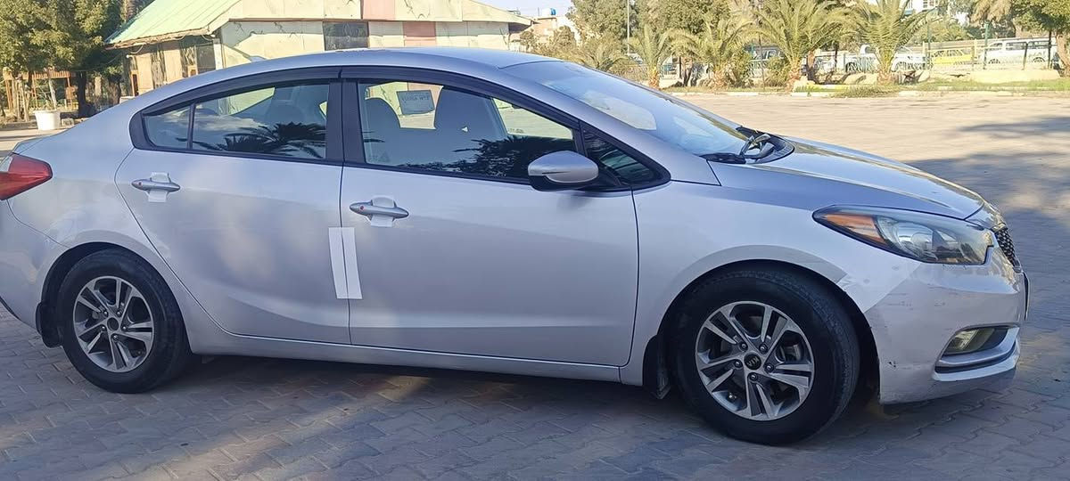 السلام عليكم 
فورتي 2016 سلفر وارد امريكي ليبل واحد 
حادثها بنيد نفسه معمر ، سونار موجود ، السيارة نص فول 
تحكمات ستيرن 
شاشة
نظام ايكو 
مانع انزلاق
كامرة خلفية + حساسات
ويل كب 15
" السيارة نقصها فقط كمبريسر تبريد "
السعر 115 وبيهه مجال
رقمي بي واتساب. ‏‪***********‬‏ بغداد, العراق
