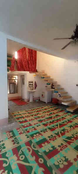 السلام عليكم بيت للبيع المساحة (165) طابو زراعي سند 25 الموقع حي الاصدقاء قرب السادة الفوازيين بناء طابوق ،  يحتوي البيت على صالة كبيرة كما في الصورة واستقبال وغرفة نوم واحدة ومطبخ ومنور جانبي وخلف البيت نواقص البيت فقط ستارة وتبياض الغرفة والمطبخ السعر 40 قفله للتواصل ***********
