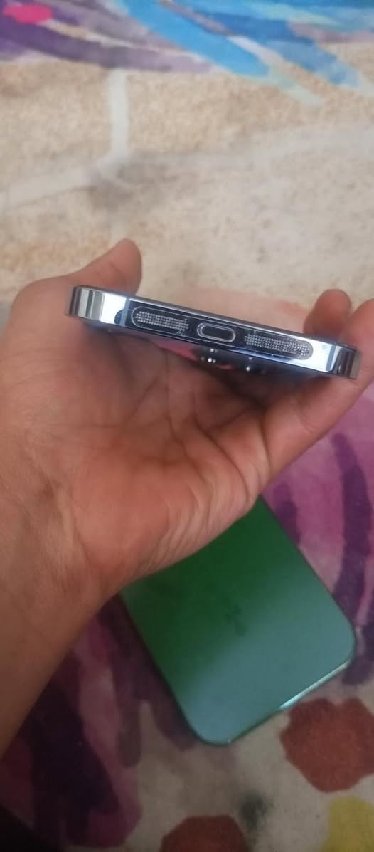 السلام عليكم ايفون 13 pro max ذاكرة 256 بطارية 90 مرفوعة لل 100 أمريكي نموذج m وتر بروف مكفول من الفتح لون بحري سعر 725 قفل رقمي *********** ويا 3 كفرات وشاحنة اصلية كلة شغال ومكفول من الفتح
