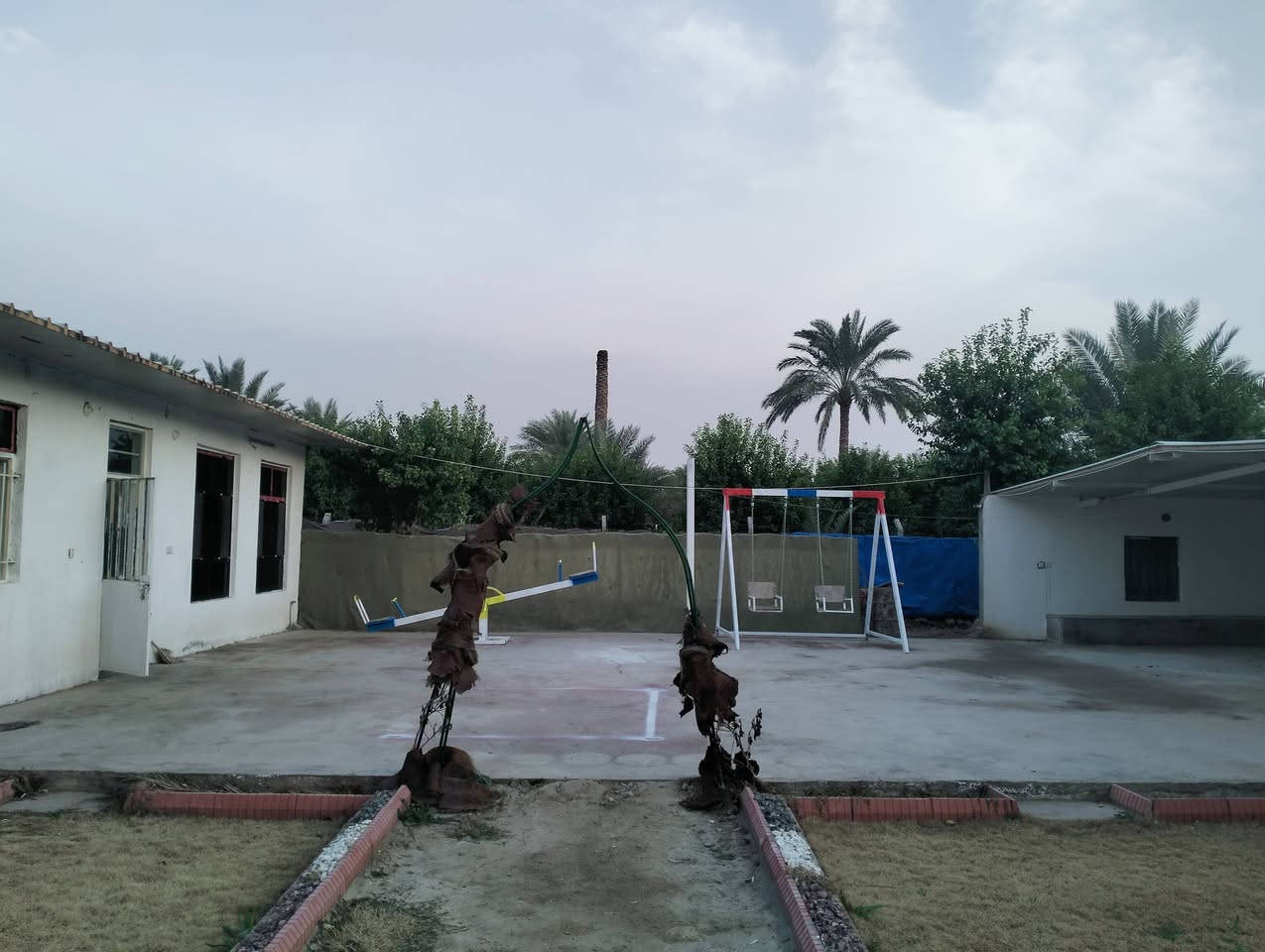 السلام عليكم مزرعه لل ايجار اليومي دار استراحه مع العاب اطفال ومكان للشواء مطبخ متكامل واستراحه متكامله للعوائل لل استفسار الخاص مفتوح او الاتصال على رقم الهاتف*********** المكان الراشديه البحيات قريب على جامع عبد الكريم ابو غازي
