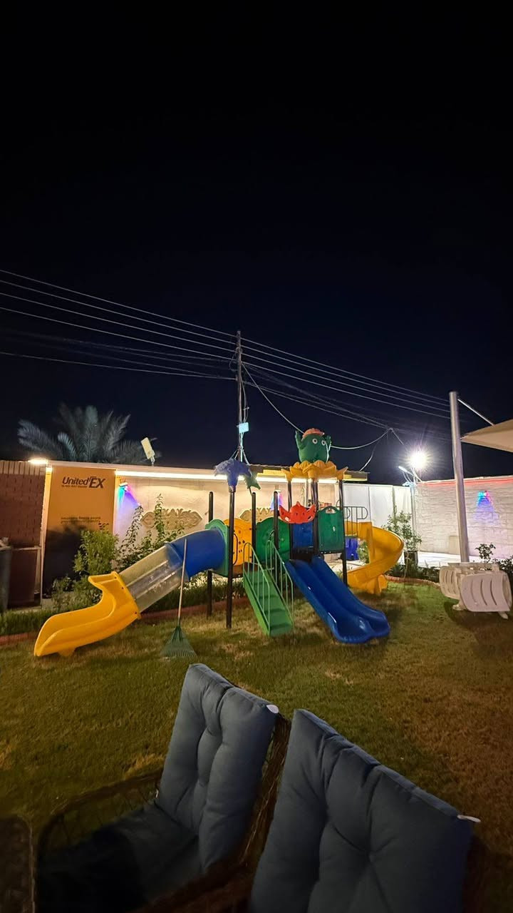 مزرعه خواطر .
الدوره البوعيثه . متوفر حجز طيله ايام الاسبوع 
التواصل على 
***********
علما المزرعه موثقه بااجرلي  

■غرفتين نوم وصالة ومطبخ وصحيات 
■مسبح للكبار 
■مسبح للصغار 
■العاب للصغار 
■حديقة كبيرة  
■ادواة للشواء ومكان شوي كامل 
■كراج داخلي 
■كهرباء ع مدار 24 ساعة 
■مولد وسحب . كهرباء على مدار الساعه 
●يرجى المحافظة على نظافة المكان والممتلكات
