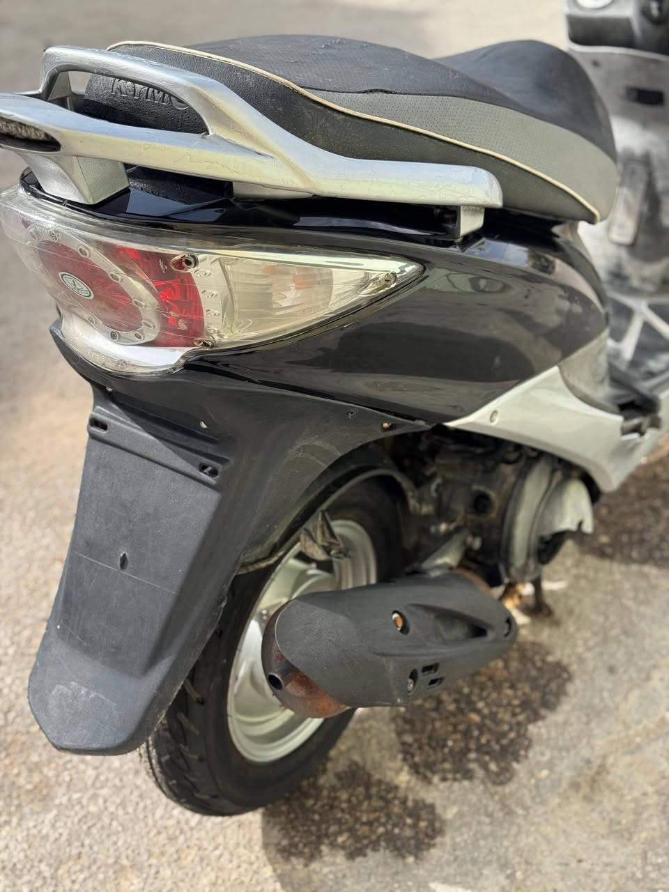 السلام عليكم دراجة كامكو جي فور مال حاوية مكفولة كفالة عامة من طول لطول كلشي بية شغال اي نقص مابية محرك مامفتوح السعر 550 وبية مجال لشراي يتصل مكاني نجف ***********
