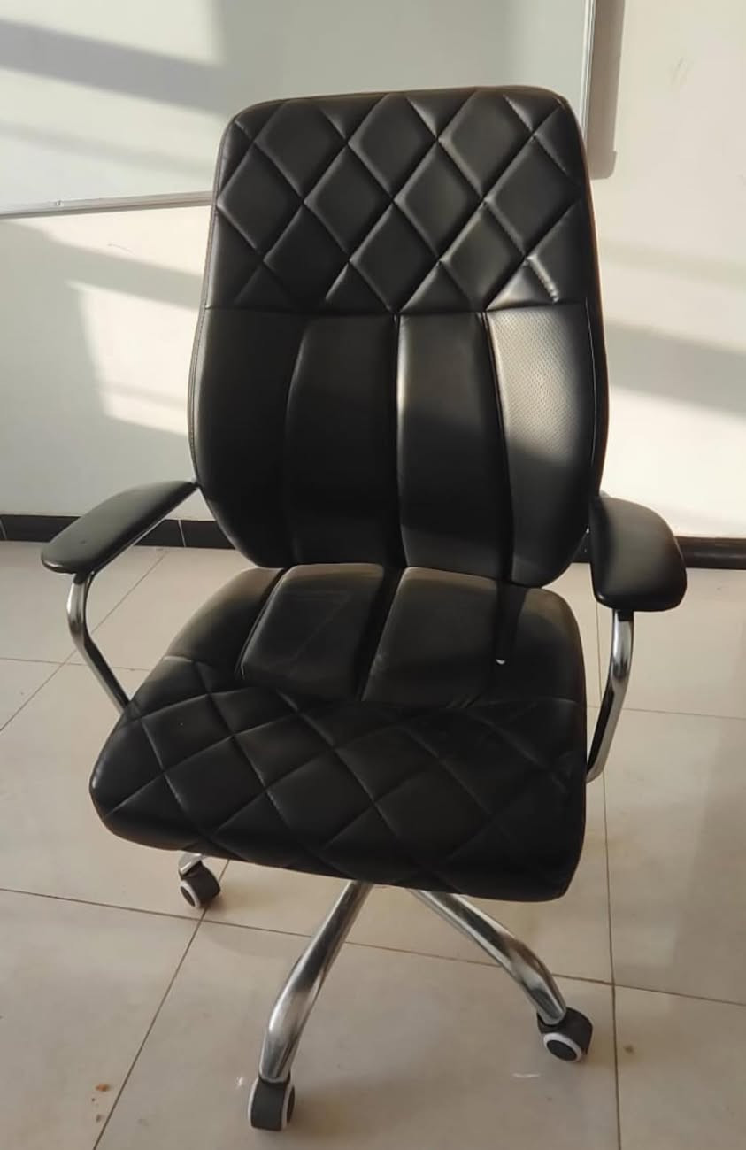 سلام عليكم 
عندي هاي الكراسي حديد ودوشمه جلد درجة اولى اخذتهم  صار ٣ اشهر 
العدد (١٠)كراسي 
وصبورة حجم كبير ايضاً نضيفه وجديده 
وكرسي مكتبي دوار جلد 
  للتواصل عالخاص او عالواتساب ***********
