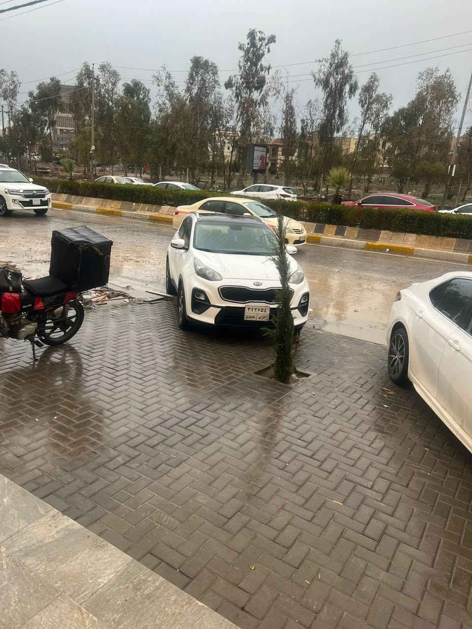 سبورتج ٢٠٢١خليجي بيه باب خلفي وجاملغ خلفي فقط 
ولباب الي بصف السايق بي شخطه ممعدله تتعدل بارد
السياره جديده السعر ١٨٥
للستفسار *********** متواجد واتس عنوان السياره بغداد وزيريه
