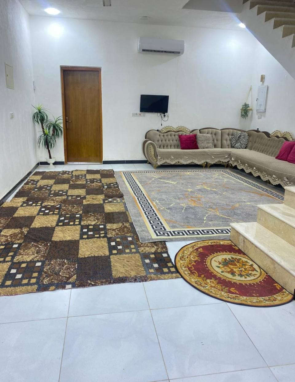 بيت 250 متر طابو أسهم في شارع السفينه بناء حديث السعر  148 وقابل للتفاوض 
يحتوي على ثلاثة غرف صالة ديوانية مجاميع صحية داخلية وخارجيه مطبخ حار وبارد 
السفينة شارع مدرسة الواثق قرب مضيف هيئة سلطان القلوب
بناء حديث كافة الخدمات ماء+كهرباء+مجاري
رقم تلفون 
***********
