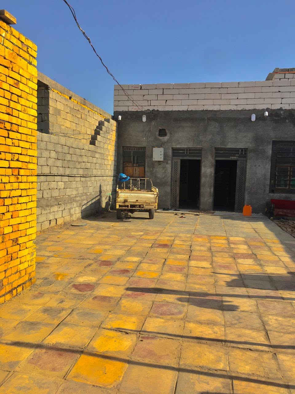 السلام عليكم منازل عدد 2 مساحه كل واحد 250 متر طبك مكانهن الناصريه منطقه سبل ثانيه زراعي مشمول بلطابو 
لاول يحتوي على غرفتين  وصاله ومطبخ وصحيات وكراج نقص استقبال مامبني وبورك وسراميك جداري بناء بلوك عكاده 

والثاني هيكل رباط كونكريت وسقف كونكريت وبناء بلوك يحتوي على غرفتين وصاله ومطبخً وصحيات داخليه وخارجيه واستقبال وكراج ومناور السعر وباقي لتفاصيل عل خاص او اتصال 
***********
***********
