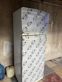 ثلاجه حجم  كبير نضيفه شغاله وتجميدهه ممتاز سعره 100 وبيهه مجال مكاني ح...