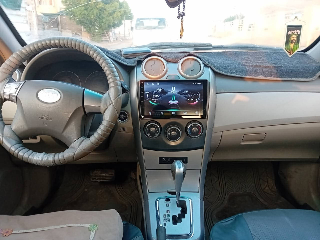 السلام عليكم سياره بيوايدي جي ثري موديل ٢٠١٣ للبيع مكينه وكير محورات مكفولات البدي بيه خياس ومصلح تخم تاير وباتري جدد عوزها تبريد السعر 43 وبيها مجال ***********
